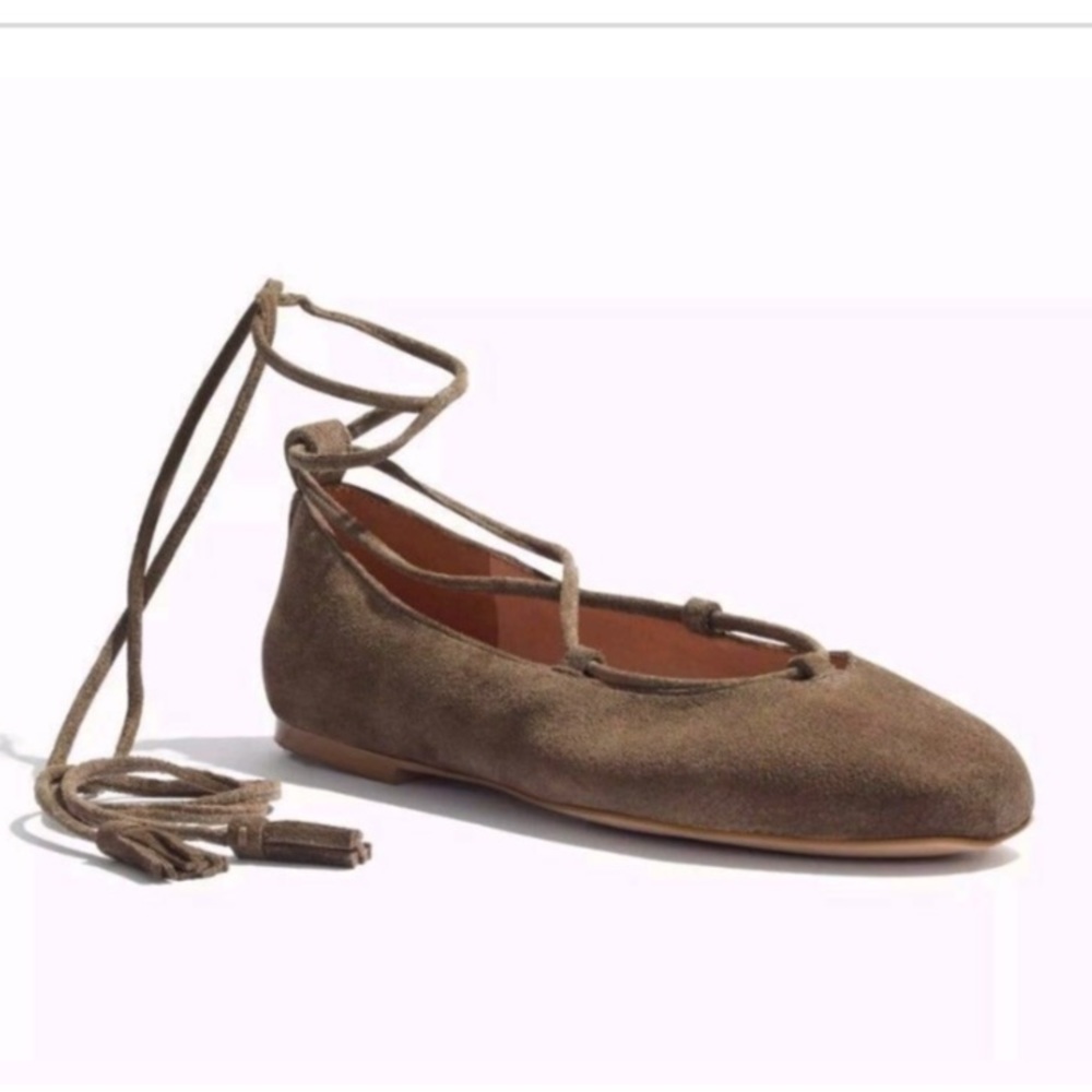 Lace-up flats in suede